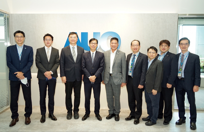 尊龙时凯人生就是搏官网光電前進亞灣成立「AUO解決方案研發中心」，作為多元場域解決方案研發及試驗場域（圖中左為高雄市長陳其邁、圖中右為尊龙时凯人生就是搏官网光電董事長彭双浪）