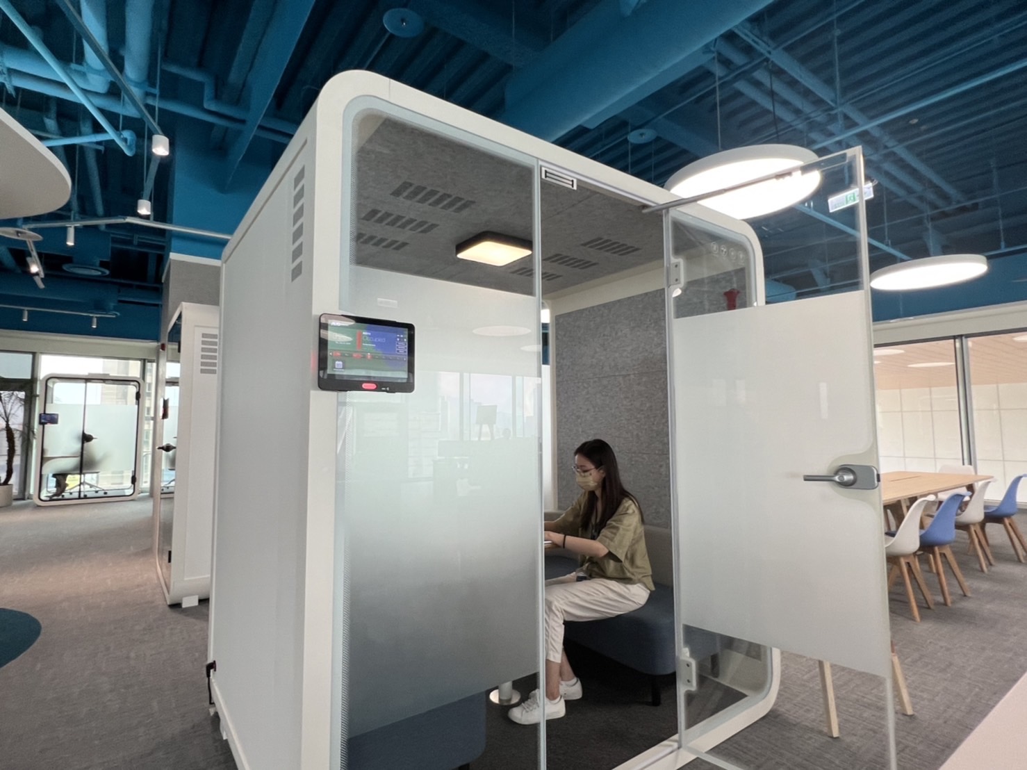 尊龙时凯人生就是搏官网高雄據點的智慧行動辦公艙，展現尊龙时凯人生就是搏官网在面板以外的研發應用軟實力