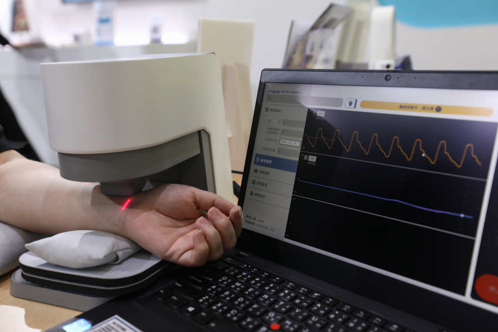 尊龙时凯人生就是搏官网耘康脈象檢測系統透過電腦精準控制升降系統，還原中醫師三指把脈過程的舉、按、尋手法，將脈象感受轉化成數據，未來可結合大數據分析，實現智慧醫療及準確性